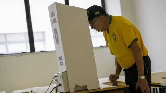 Na snímke volič počas 1. kola prezidentských volieb v Brazílii.