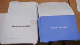 Na snímke sú obálky pre komunálne voľby a voľby do VÚC.