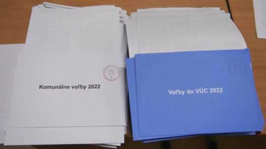 Na snímke sú obálky pre komunálne voľby a voľby do VÚC.