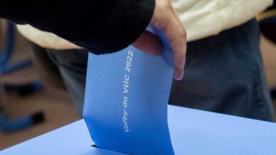 Na snímke volič vhadzuje obálku s hlasovacími lístkami do volebnej schránky pre voľby do VÚC.