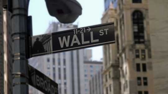 smerová tabuľa s nápisom Wall Street, kde sídli newyorská burza.