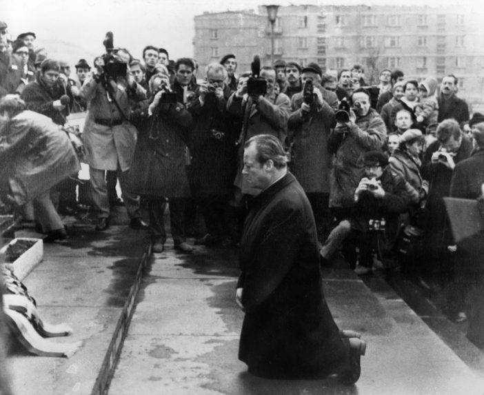 Nemecký kancelár Willy Brandt kľačí pred Pamätníkom hrdinov varšavského geta a prosí o odpustenie za fašisitické zločiny jeho krajiny.