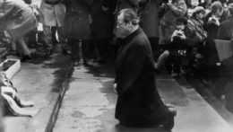 Nemecký kancelár Willy Brandt kľačí pred Pamätníkom hrdinov varšavského geta a prosí o odpustenie za fašistické zločiny jeho krajiny.