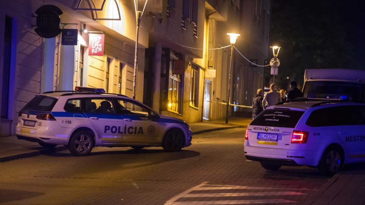 Policajti po streÃ„Â¾be na ZÃƒÂ¡mockej ulici v Bratislave.