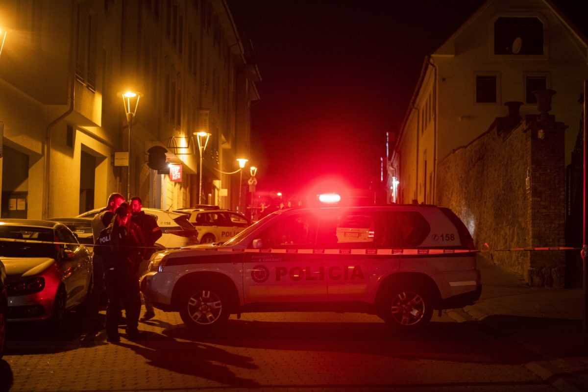 Policajti po streÃ„Â¾be na ZÃƒÂ¡mockej ulici v Bratislave.