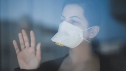 Na ilustračnej snímke žena s respirátorom.