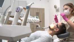 Na snímke pacient leží v zubárskom kresle.