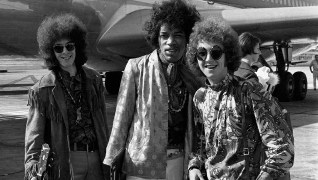 Na archívnej snímke z roku1967 Noel Redding (vľavo), Jimi Hendrix (uprostred) a Mitch Mitchell z kapely Jimi Hendrix Experience.