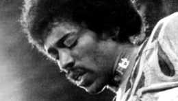 Na archívnej snímke z roku 1970 americký gitarista Jimi Hendrix vystupuje na anglickom ostrove Wight.