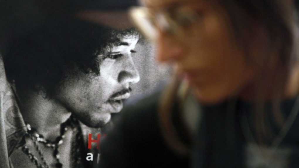 Na snímke vľavo fotografia zosnulého amerického gitaristu Jimiho Hendrixa na výstave venovanej tomuto legendárnemu hudobníkovi.