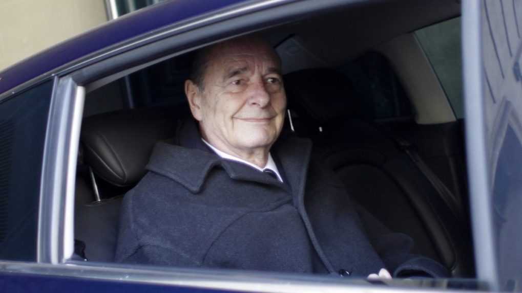 Na snímke Jacques Chirac sedí vo vnútri čierneho vozidla.