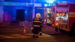 Na snímke sú hasiči a hasičské auto na Prievozskej ulici v Bratislave.