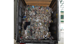 Na snímke je náves kamiónu, v ktorom je zmes rôzneho odpadu.