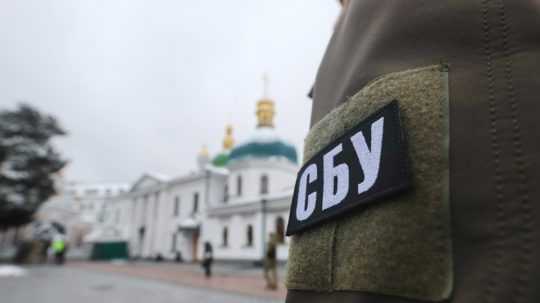 Na snímke je muž v uniforme Bezpečnostnej služby Ukrajiny pred kláštorom.