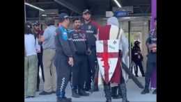 Na snímke je ochranka pred štadiónom v Katare s mužmi v kostýme rytiera a križiaka.