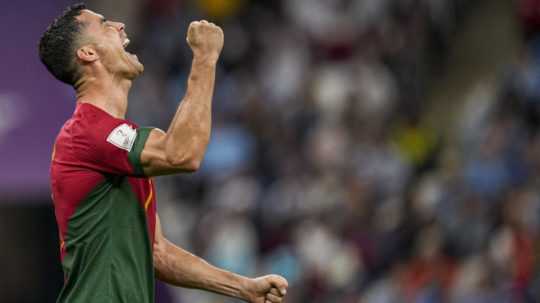 Na snímke portugalský futbalista Cristiano Ronaldo sa teší z gólu.