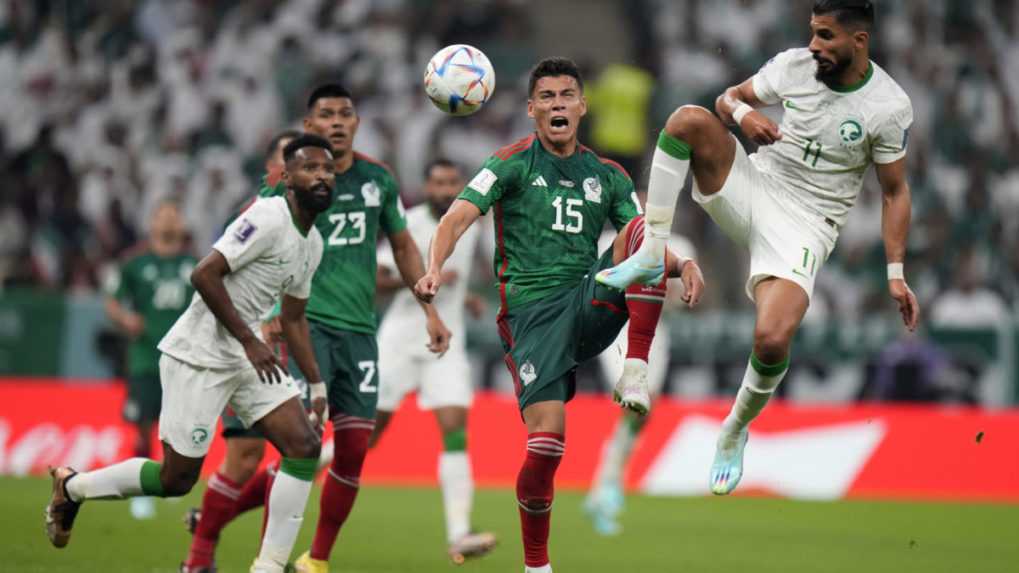 Na snímke hráč Sálih Šahrí (vpravo) zo Saudskej Arábie a mexický hráč Hector Moreno v súboji o loptu.