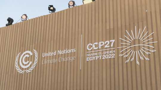 Na snímke nápis na budove počas Klimatickej konferencie OSN COP 27 v egyptskom Šarm aš-Šajchu.