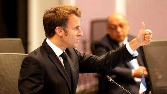Francúzsky prezident Emmanuel Macron ukazuje palec hore na konferencii OSN o klimatickej zmene COP27.