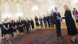 Na snímke vpravo prezidentka SR Zuzana Čaputová v Prezidentskom paláci v Bratislave.