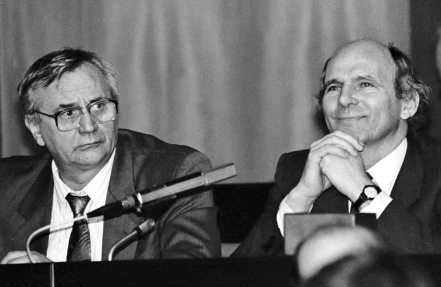 Na snímke František Mikloško (vpravo) a Ivan Čarnogurský na 22. schôdzi SNR 24. februára 1992 v Bratislave.