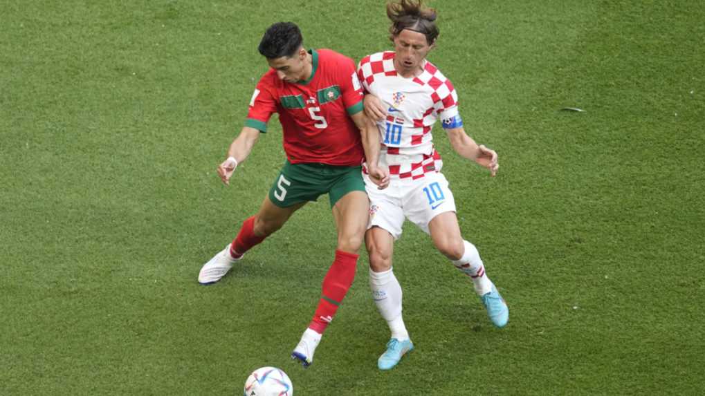 Marocký futbalista Nayef Aguerd (vľavo) a chorvátsky futbalista Luka Modrič vo futbalovom zápase.