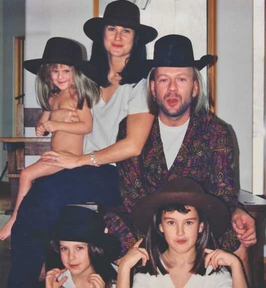 Na archívnej snímke americkí herci Demi Moorová a Bruce Willis so svojimi troma dcérami.