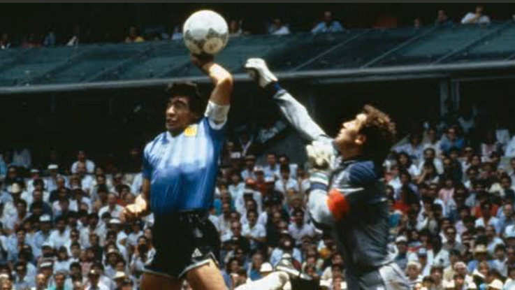 Archívna snímka futbalistu Diega Maradonu v zápase Argentíny s Anglickom vo štvrťfinále MS 1986 v Mexiku.