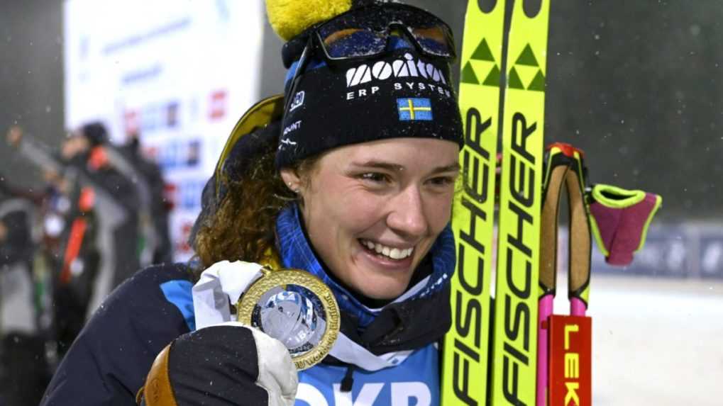 Švédska biatlonistka Hanna Öbergová sa teší z víťazstva vo vytrvalostných pretekoch žien na 15 km.