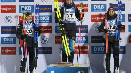 Švédska biatlonistka Hanna Öbergová (uprostred) sa teší na pódiu z víťazstva. Druhá bola Nórka Ingrid Landmark Tandrevoldová (vľavo) a tretia skončila Talianka Lisa Vittozziová (vpravo).