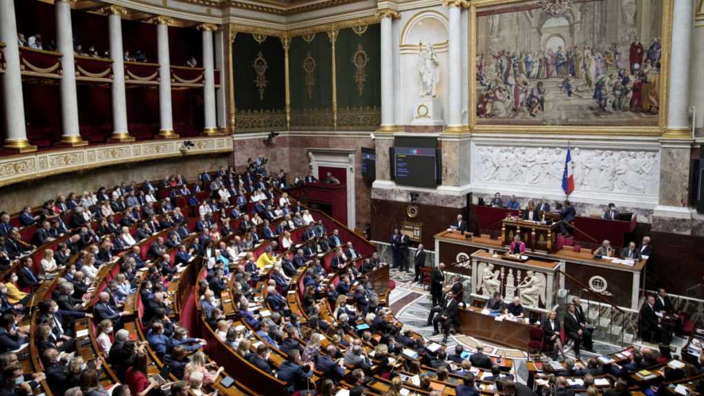 Dolná komora francúzskeho parlamentu schválila zaradenie práva na interrupciu do ústavy