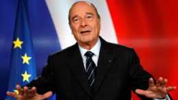 Na snímke je bývalý francúzsky prezident Jacques Chirac, v pozadí vlajka európskej únie a vlajka Francúzska.