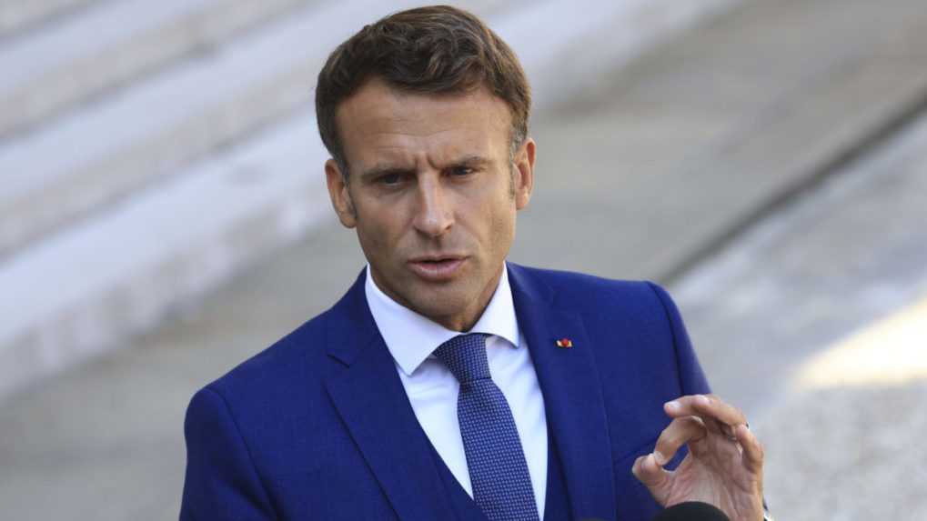 Macron sľúbil Zelenskému dodávku obrnených vozidiel