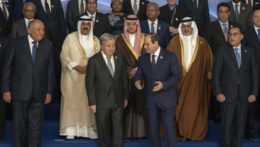 Egyptský prezident Abdal Fattáh Sísí (uprostred vľavo) a generálny tajomník OSN António Guterres (uprostred vľavo).