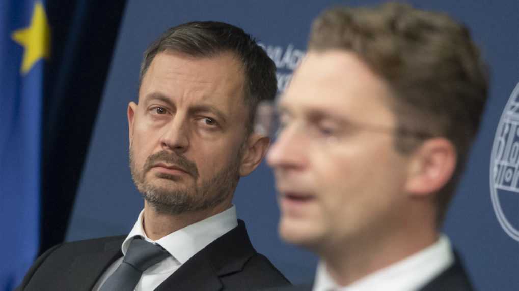 Na snímke zľava predseda vlády Eduard Heger a predseda Lekárskeho odborového združenia Peter Visolajský.