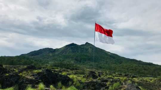 Na ilustračnej snímke vlajka Indonézie.