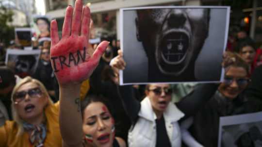 Ženy protestujú proti iránskej vláde pred Iránskym konzulátom v Istanbule.