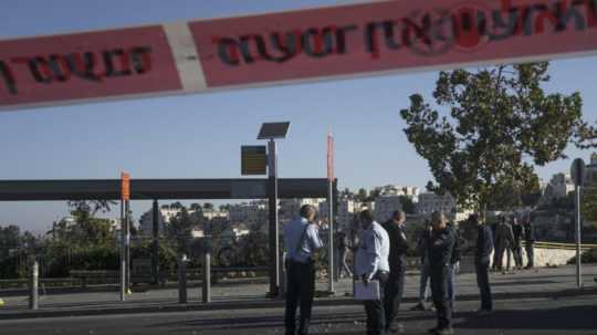 Izraelskí policajti vyšetrujú na mieste výbuchu bomby na autobusovej zastávke.