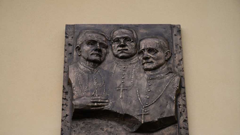 Pamätná tabuľa na priečelí Kostola sv. Ladislava v Nitre s bronzovými reliéfmi s podobizňami prvých československých biskupov - Mariána Blahu, Karola Kmeťka a Jána Vojtaššáka (vpravo).