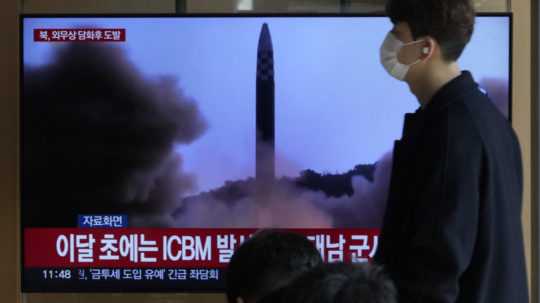 Na archívnej snímke televízna obrazovka, ktorá zobrazuje odpálenie severokórejskej rakety.