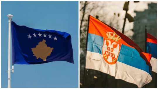 Na ilustračnej snímke sú vlajky Kosova a Srbska.