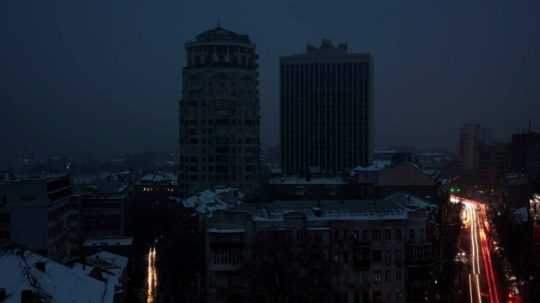 Na snímke Kyjev bez elektriny.