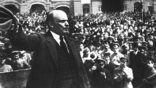 Na archívnej snímke Vladimír Iľjič Lenin pri prejave k vojakom novozaloženej Sovietskej armády na Červenom námestí v Moskve.