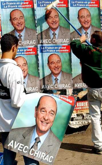 Na snímke pracovníci vylepujú plagáty pre prezidentskú volebnú kampaň Jacquesa Chiraca.