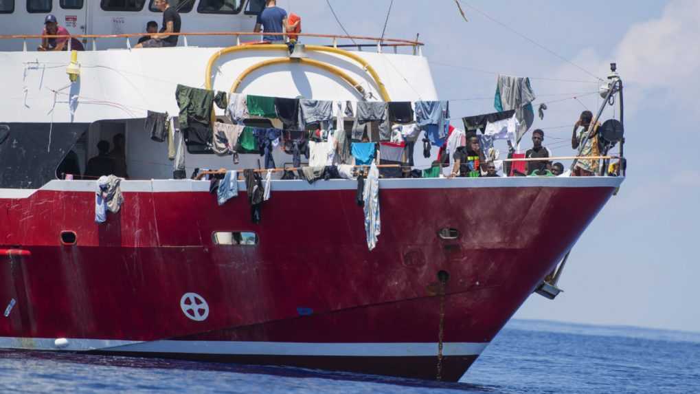 Talianske úrady nepovolili opustiť záchrannú loď tridsiatke migrantov