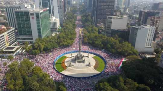 Ilustračná snímka davu protestujúcich ľudí v Mexiku.