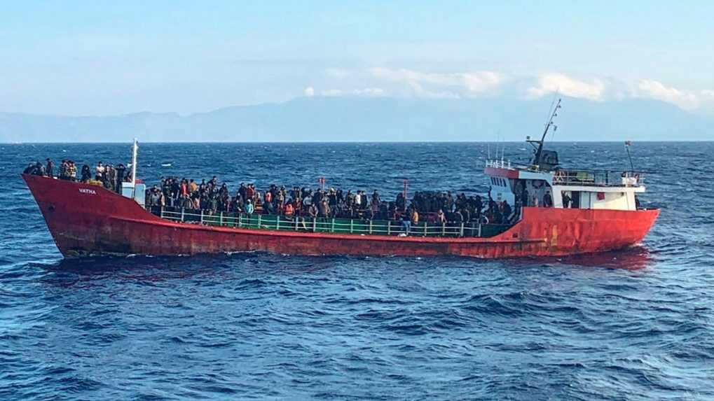 Pri Kréte sa loď so stovkami migrantov ocitla v núdzi