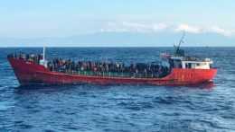 Na snímke je loď s migrantmi na mori.
