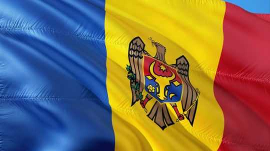 Ilustračná snímka moldavskej vlajky.