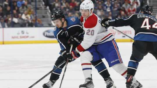 Slovenský hokejista Juraj Slafkovský (20) z Montrealu Canadiens a Jack Roslovic z Columbusu Blue Jackets počas zápasu zámorskej NHL